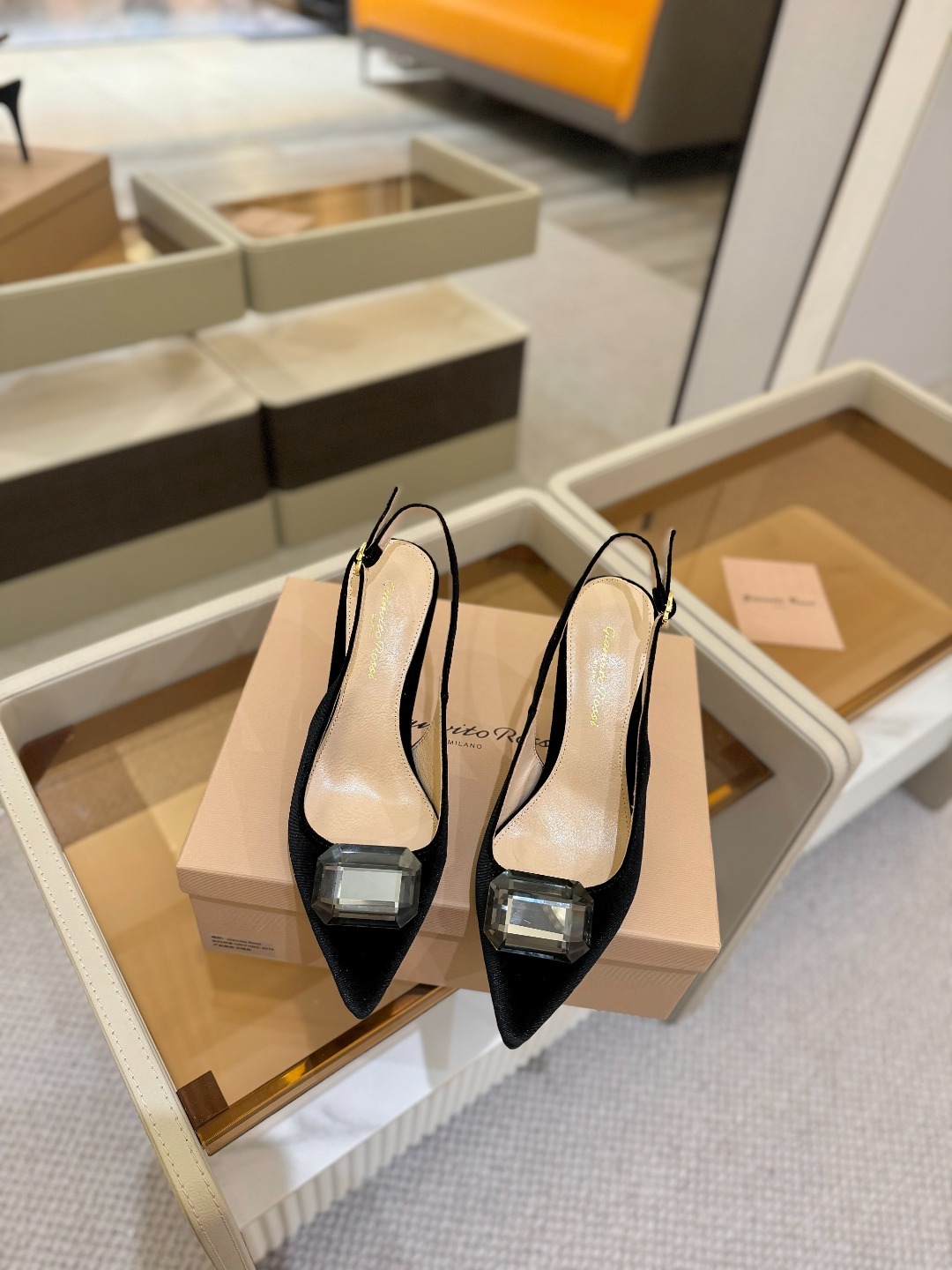 Gianvito rossi 👠
2025新款拖鞋
原版开发 顶级版本 代购品质
超美的大宝石高跟凉