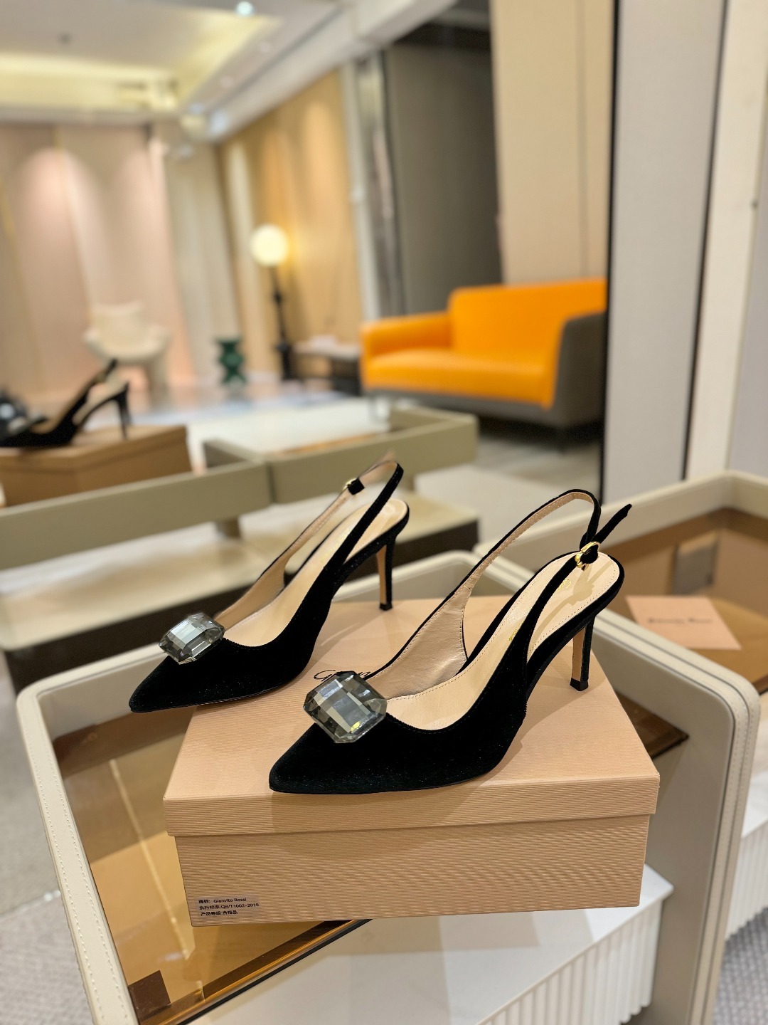 Gianvito rossi 👠
2025新款拖鞋
原版开发 顶级版本 代购品质
超美的大宝石高跟凉