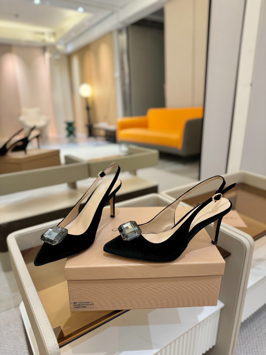 Gianvito rossi 👠
2025新款拖鞋
原版开发 顶级版本 代购品质
超美的大宝石高跟凉