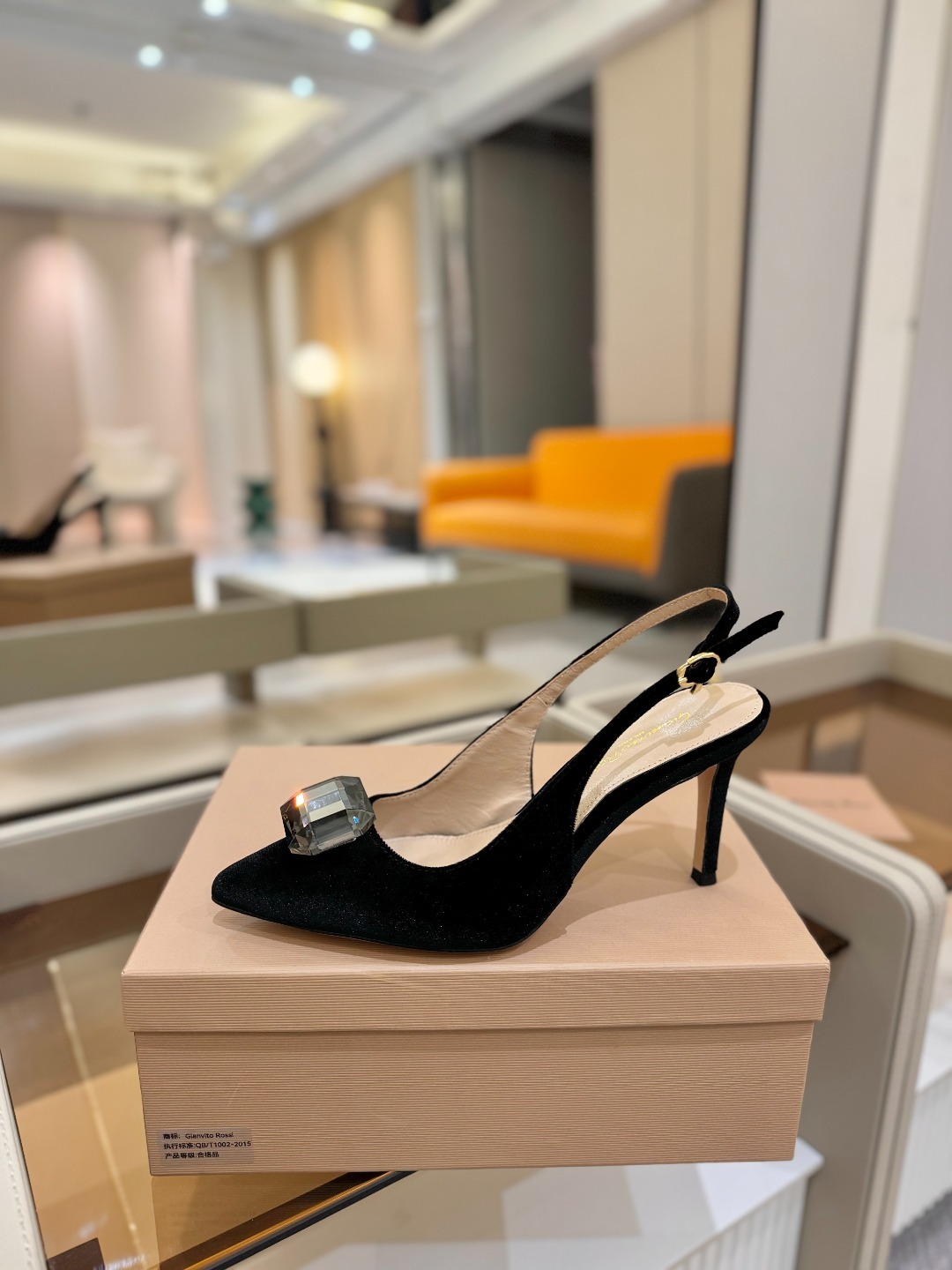 Gianvito rossi 👠
2025新款拖鞋
原版开发 顶级版本 代购品质
超美的大宝石高跟凉