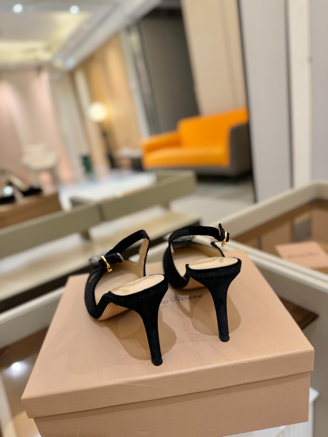 Gianvito rossi 👠
2025新款拖鞋
原版开发 顶级版本 代购品质
超美的大宝石高跟凉