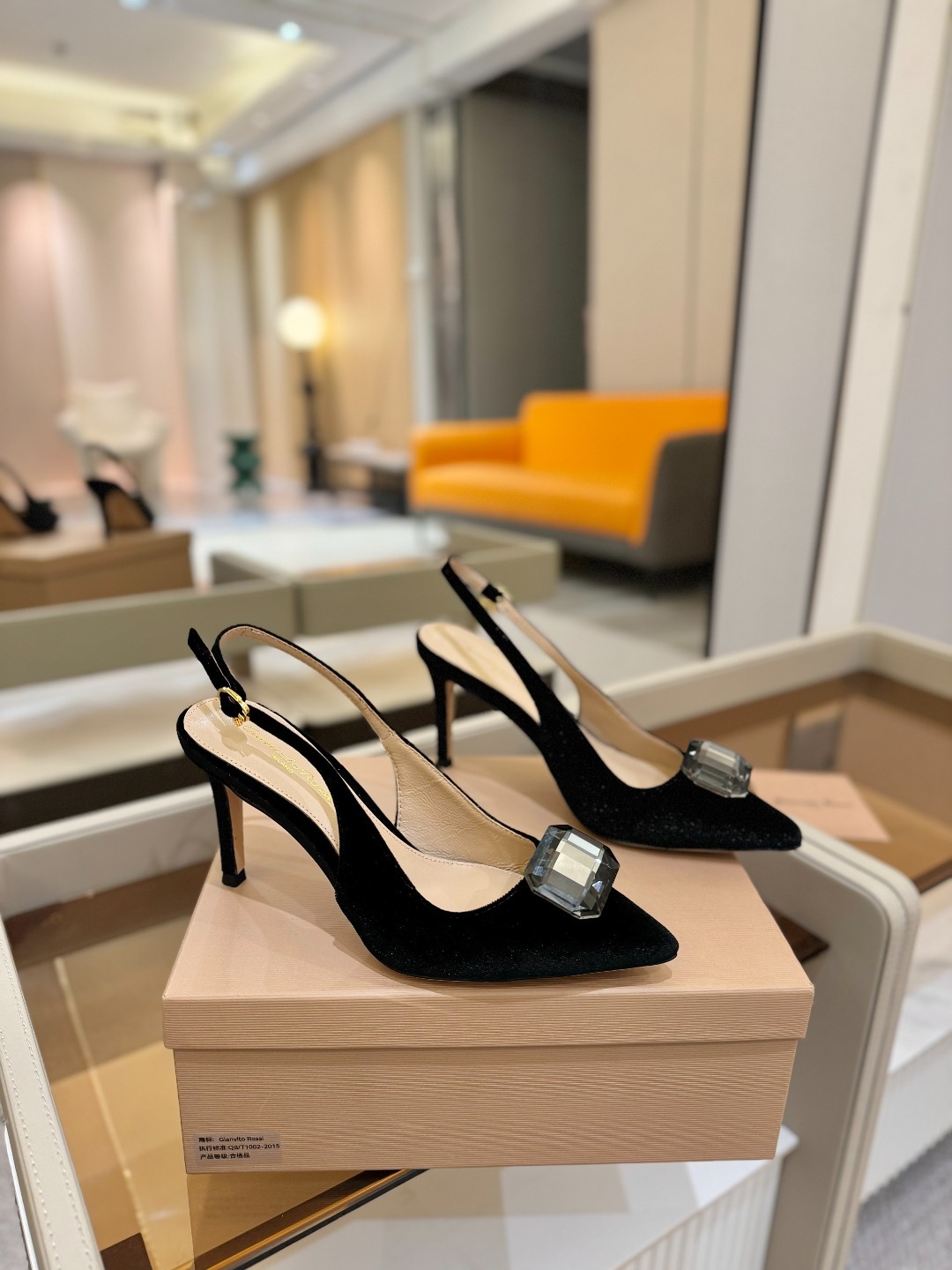 Gianvito rossi 👠
2025新款拖鞋
原版开发 顶级版本 代购品质
超美的大宝石高跟凉