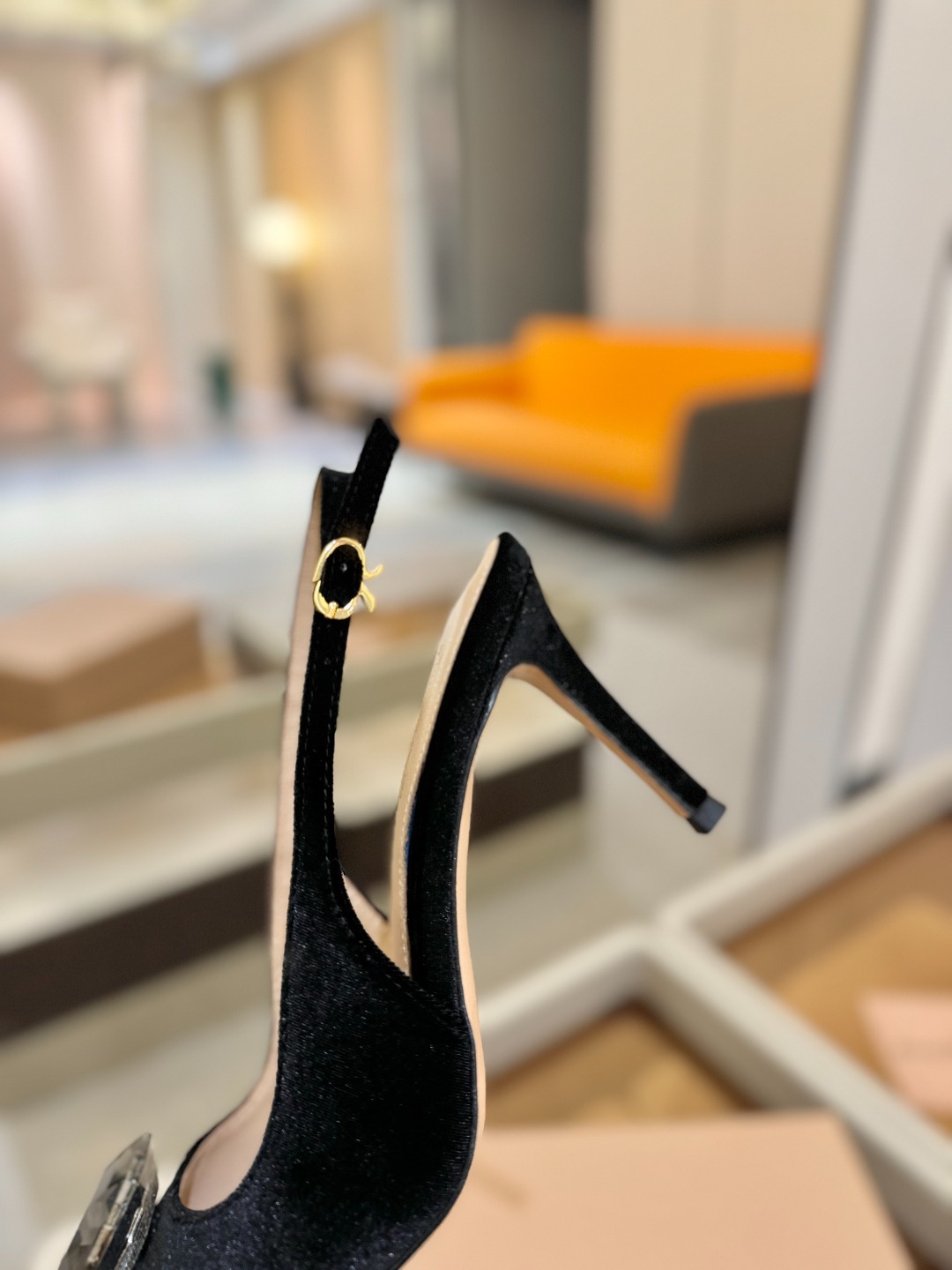 Gianvito rossi 👠
2025新款拖鞋
原版开发 顶级版本 代购品质
超美的大宝石高跟凉