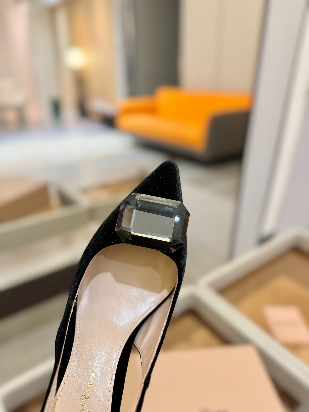 Gianvito rossi 👠
2025新款拖鞋
原版开发 顶级版本 代购品质
超美的大宝石高跟凉