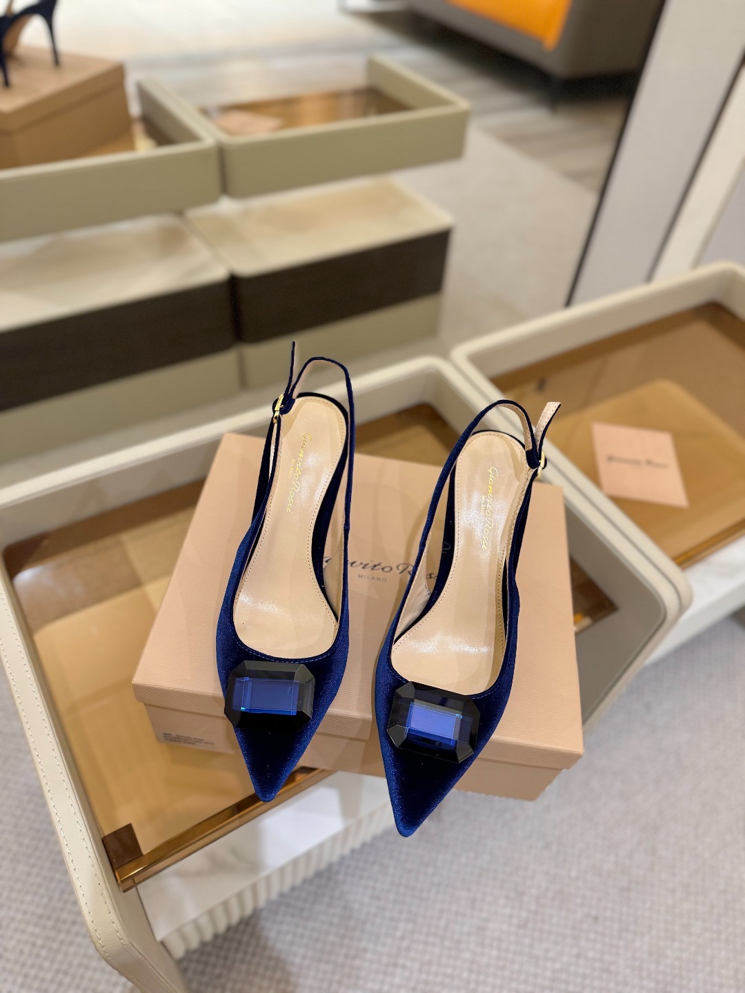 Gianvito rossi 👠
2025新款拖鞋
原版开发 顶级版本 代购品质
超美的大宝石高跟凉