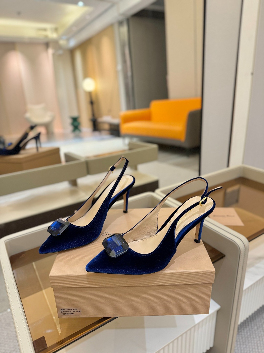 Gianvito rossi 👠
2025新款拖鞋
原版开发 顶级版本 代购品质
超美的大宝石高跟凉