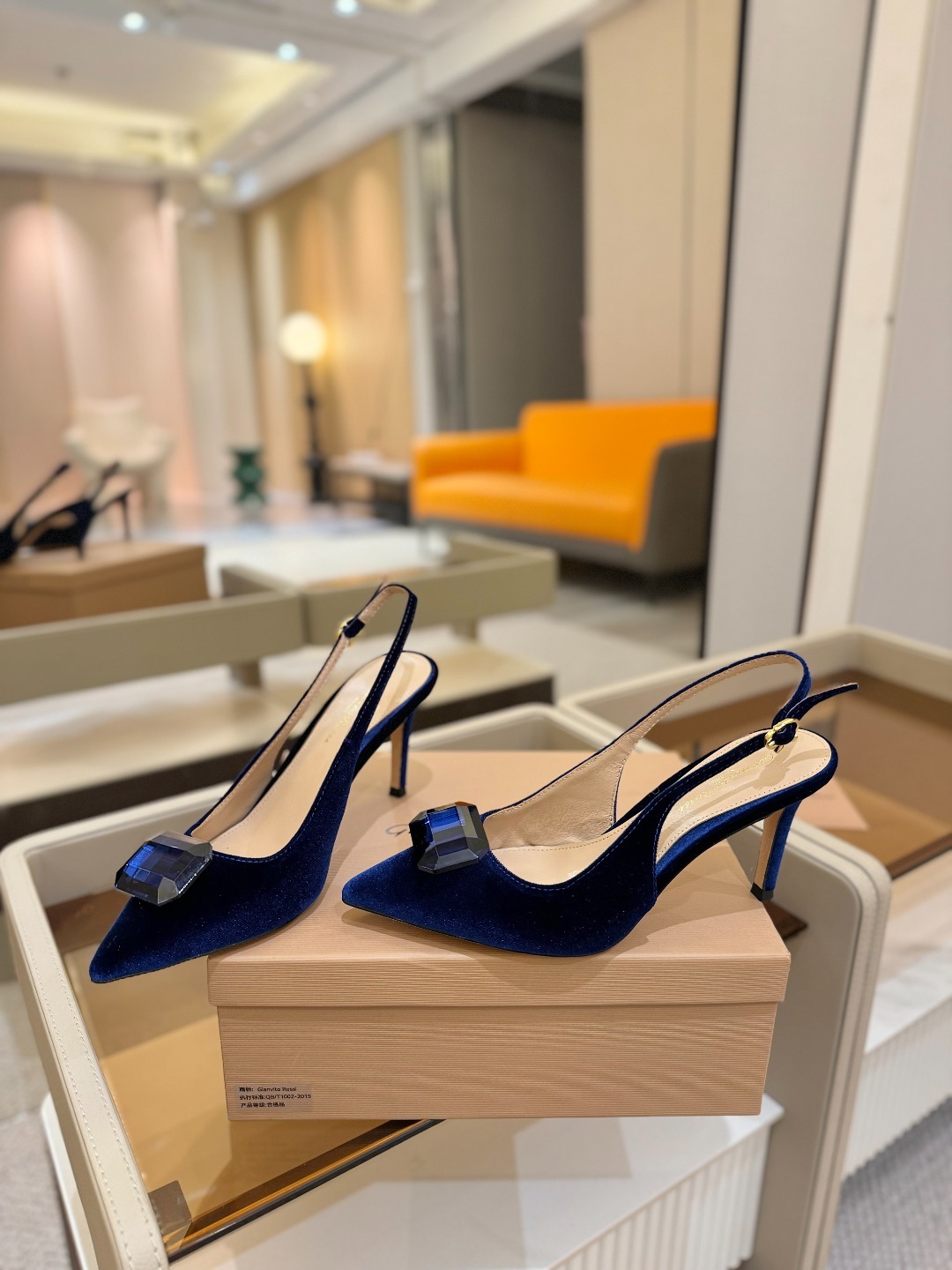 Gianvito rossi 👠
2025新款拖鞋
原版开发 顶级版本 代购品质
超美的大宝石高跟凉