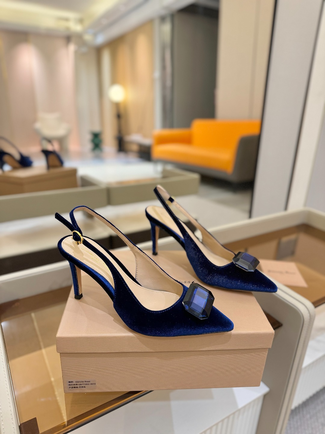 Gianvito rossi 👠
2025新款拖鞋
原版开发 顶级版本 代购品质
超美的大宝石高跟凉