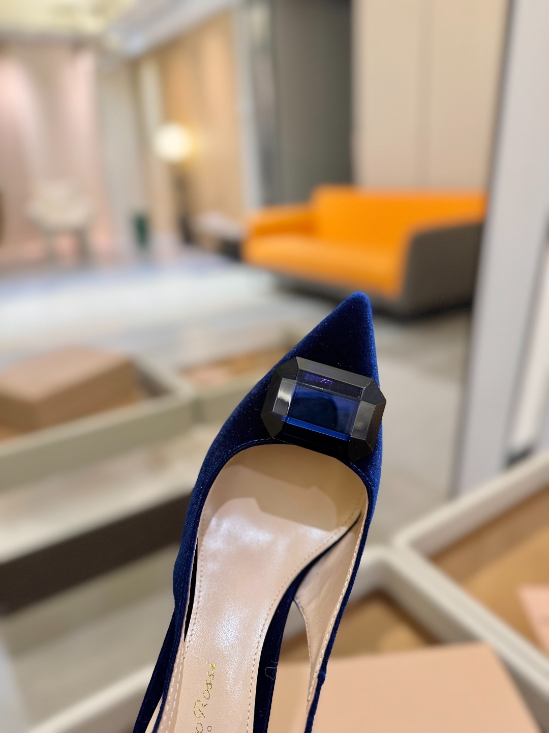 Gianvito rossi 👠
2025新款拖鞋
原版开发 顶级版本 代购品质
超美的大宝石高跟凉
