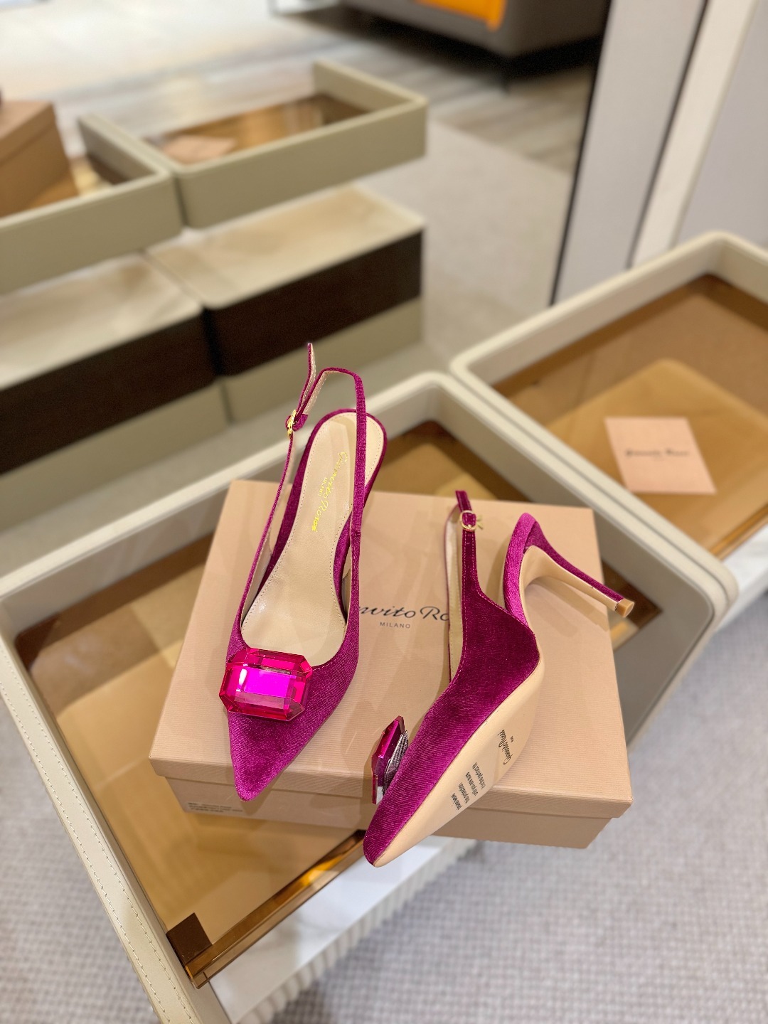 Gianvito rossi 👠
2025新款拖鞋
原版开发 顶级版本 代购品质
超美的大宝石高跟凉