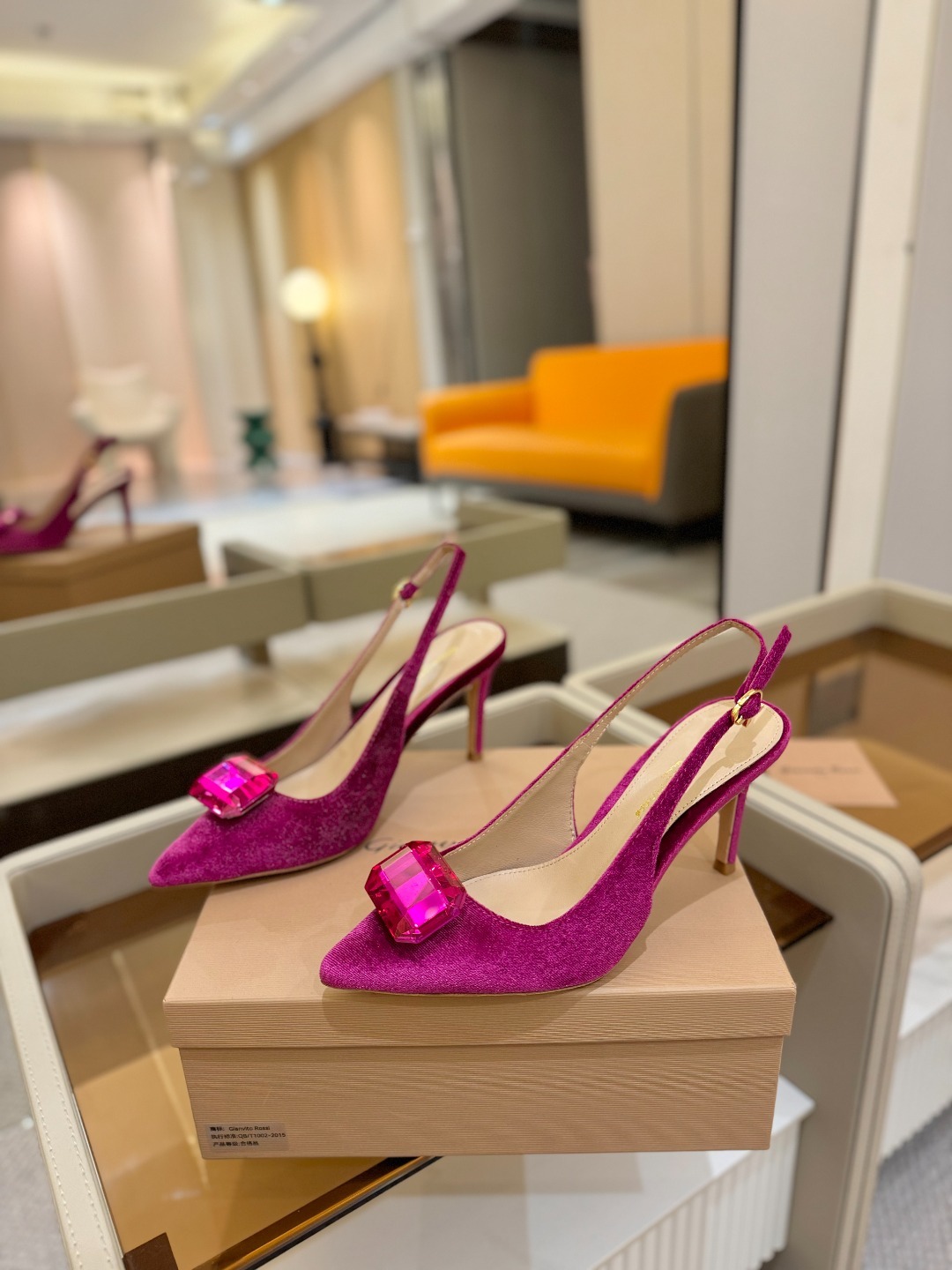 Gianvito rossi 👠
2025新款拖鞋
原版开发 顶级版本 代购品质
超美的大宝石高跟凉