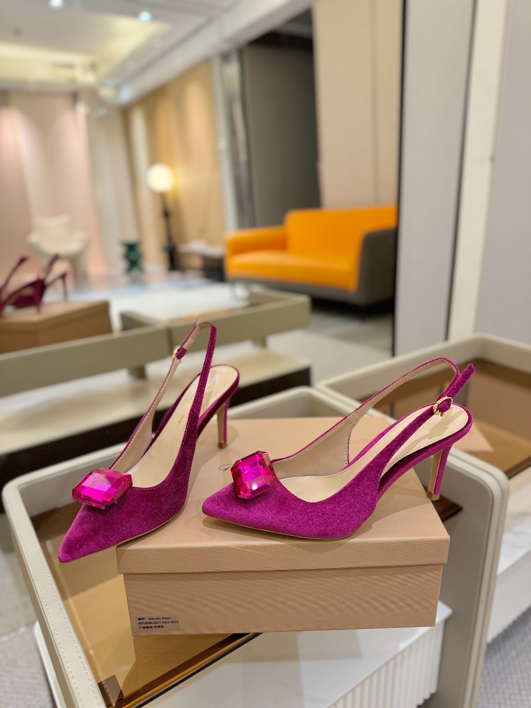 Gianvito rossi 👠
2025新款拖鞋
原版开发 顶级版本 代购品质
超美的大宝石高跟凉