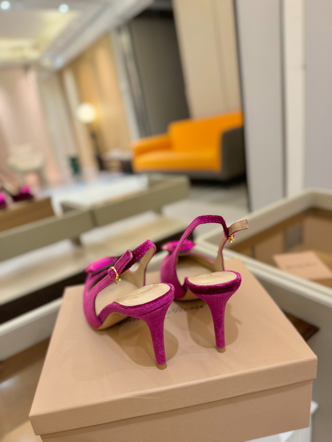 Gianvito rossi 👠
2025新款拖鞋
原版开发 顶级版本 代购品质
超美的大宝石高跟凉