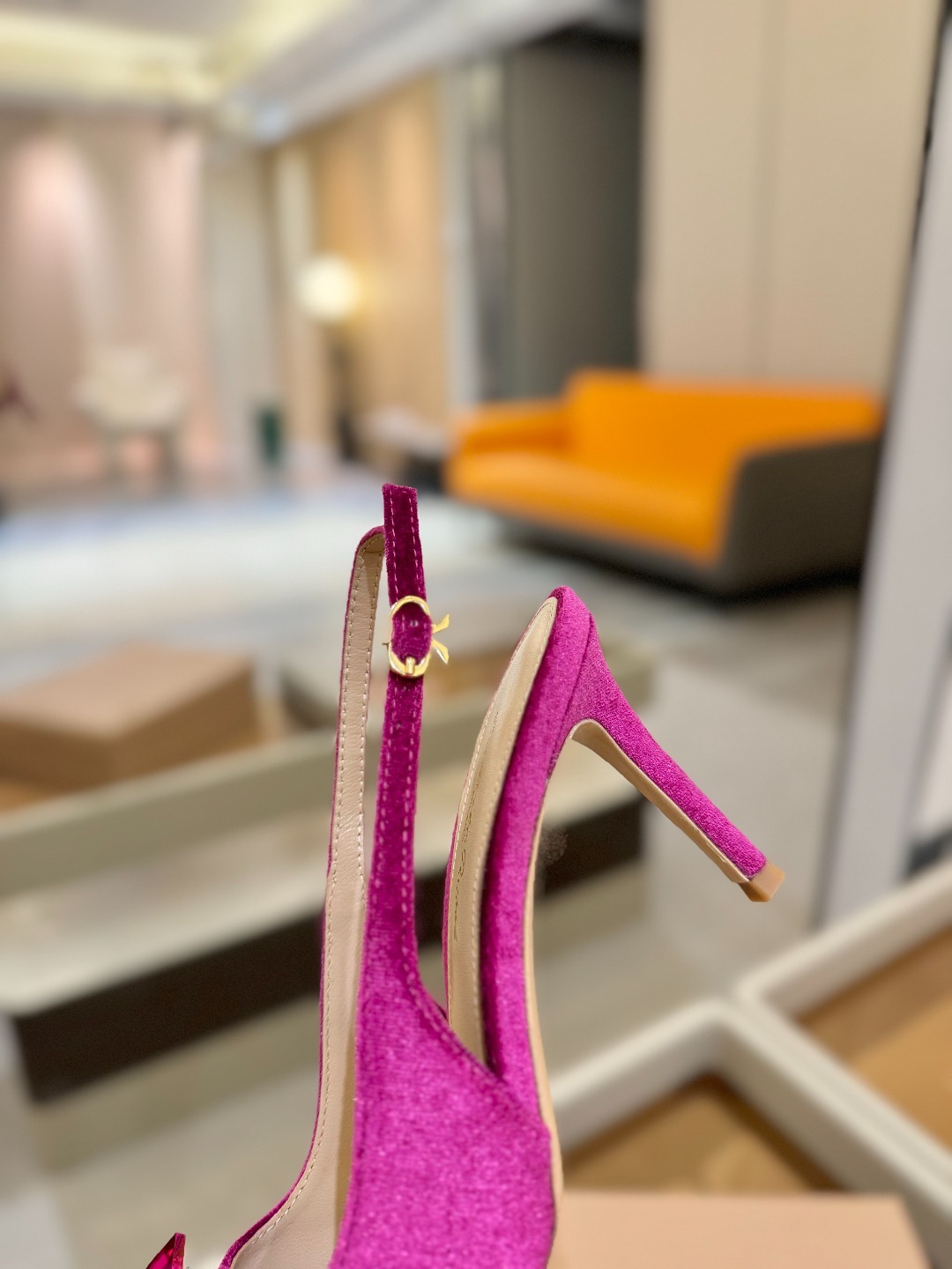 Gianvito rossi 👠
2025新款拖鞋
原版开发 顶级版本 代购品质
超美的大宝石高跟凉