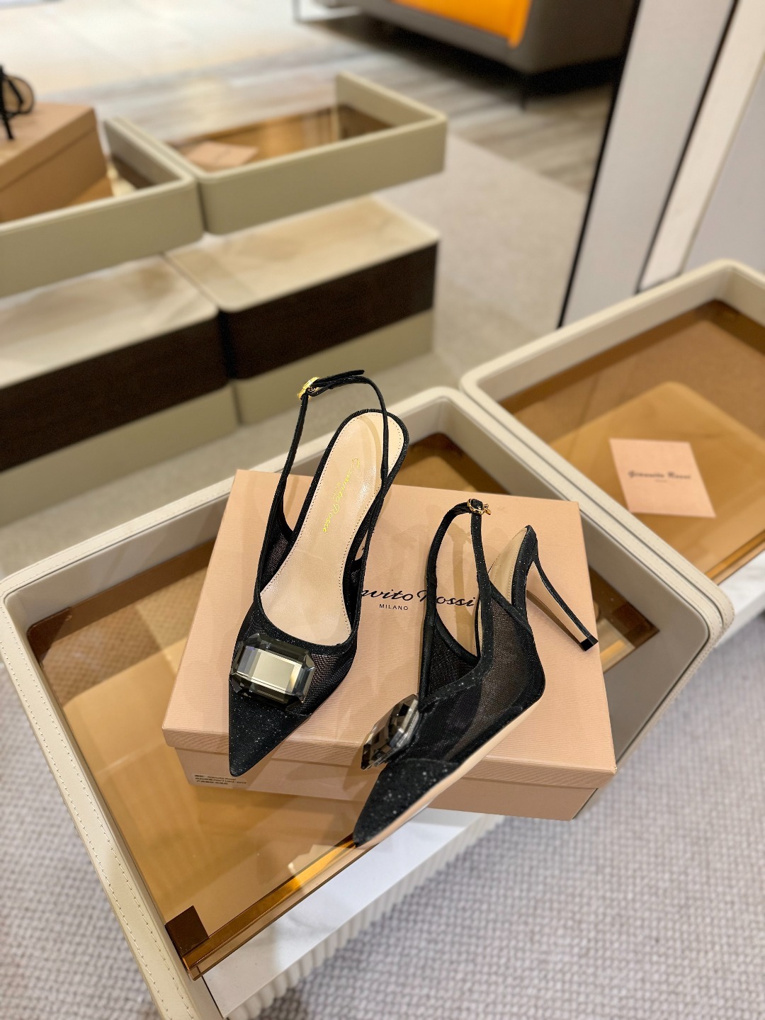 Gianvito rossi 👠
2025新款拖鞋
原版开发 顶级版本 代购品质
超美的大宝石高跟凉