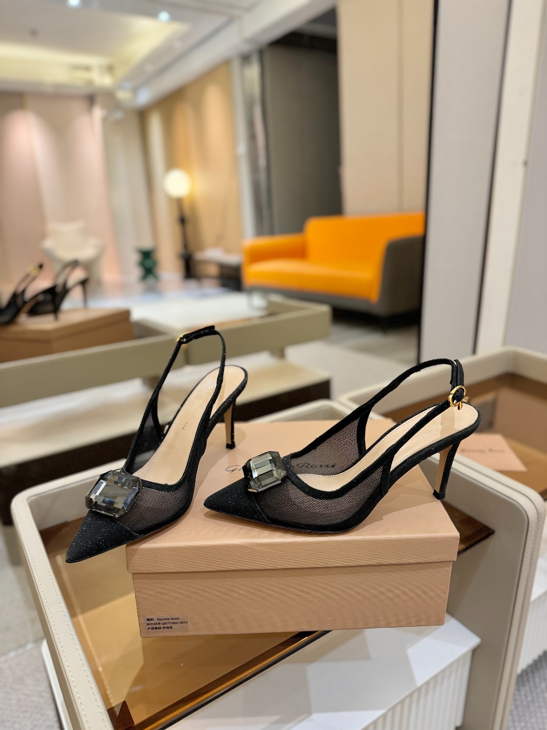 Gianvito rossi 👠
2025新款拖鞋
原版开发 顶级版本 代购品质
超美的大宝石高跟凉