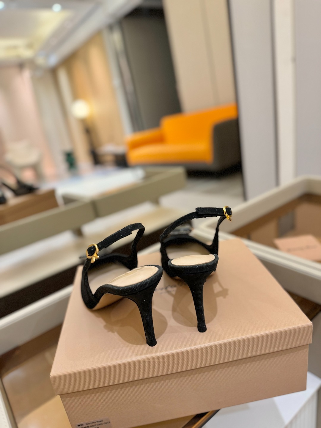 Gianvito rossi 👠
2025新款拖鞋
原版开发 顶级版本 代购品质
超美的大宝石高跟凉
