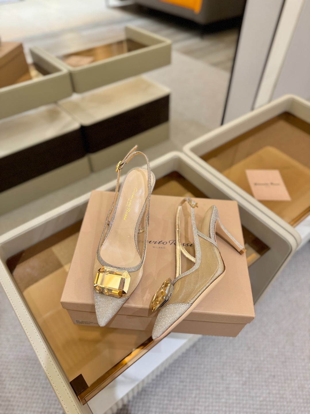 Gianvito rossi 👠
2025新款拖鞋
原版开发 顶级版本 代购品质
超美的大宝石高跟凉
