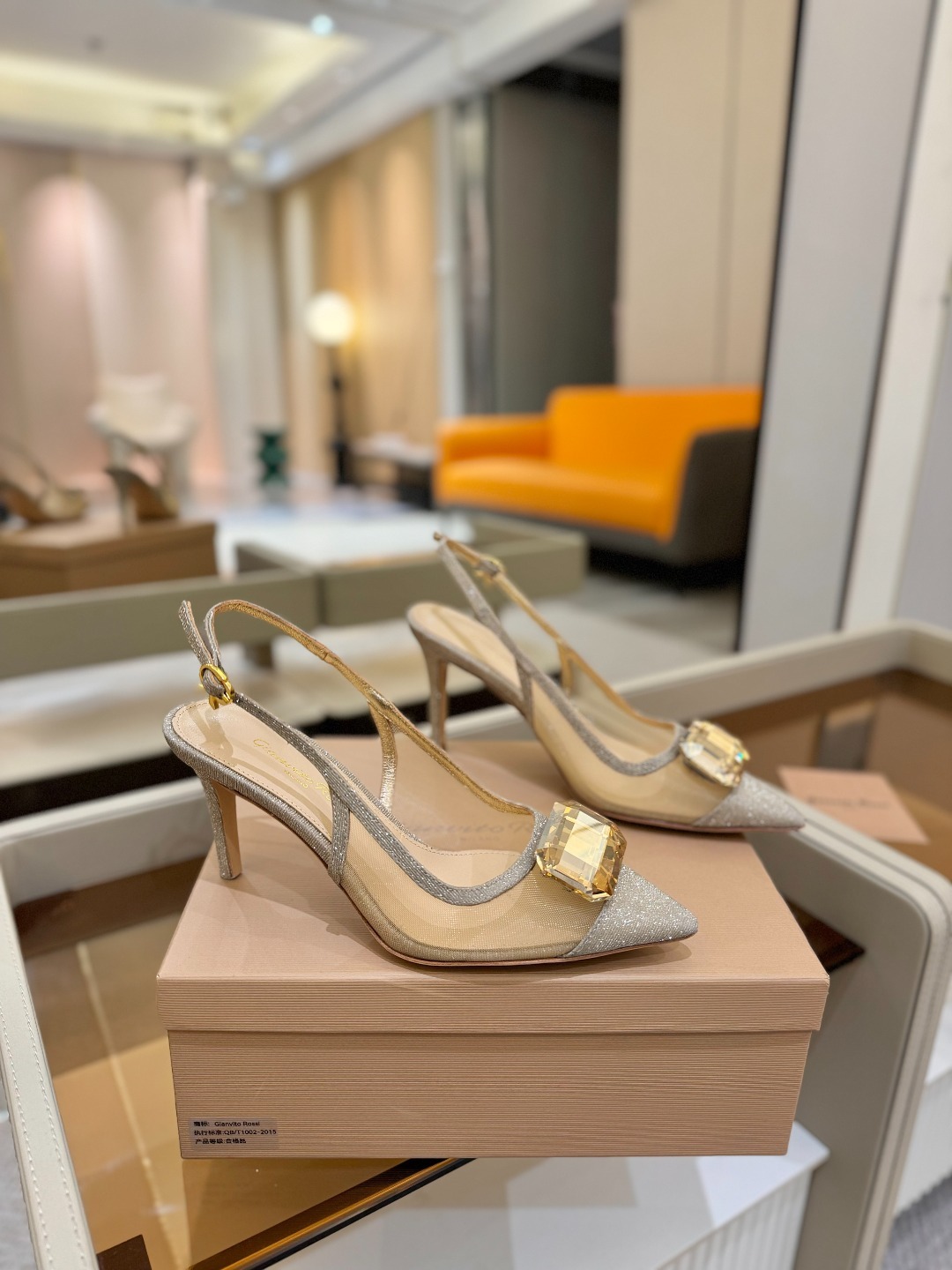 Gianvito rossi 👠
2025新款拖鞋
原版开发 顶级版本 代购品质
超美的大宝石高跟凉