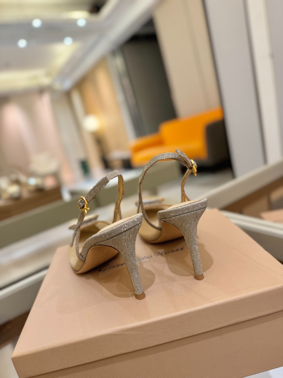 Gianvito rossi 👠
2025新款拖鞋
原版开发 顶级版本 代购品质
超美的大宝石高跟凉