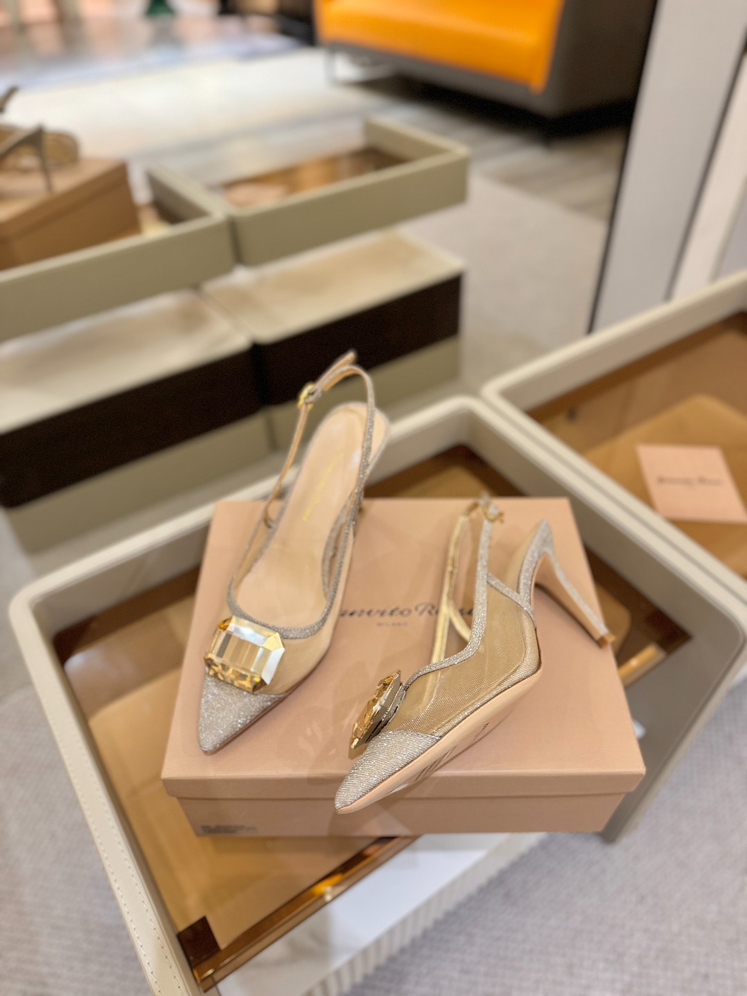 Gianvito rossi 👠
2025新款拖鞋
原版开发 顶级版本 代购品质
超美的大宝石高跟凉