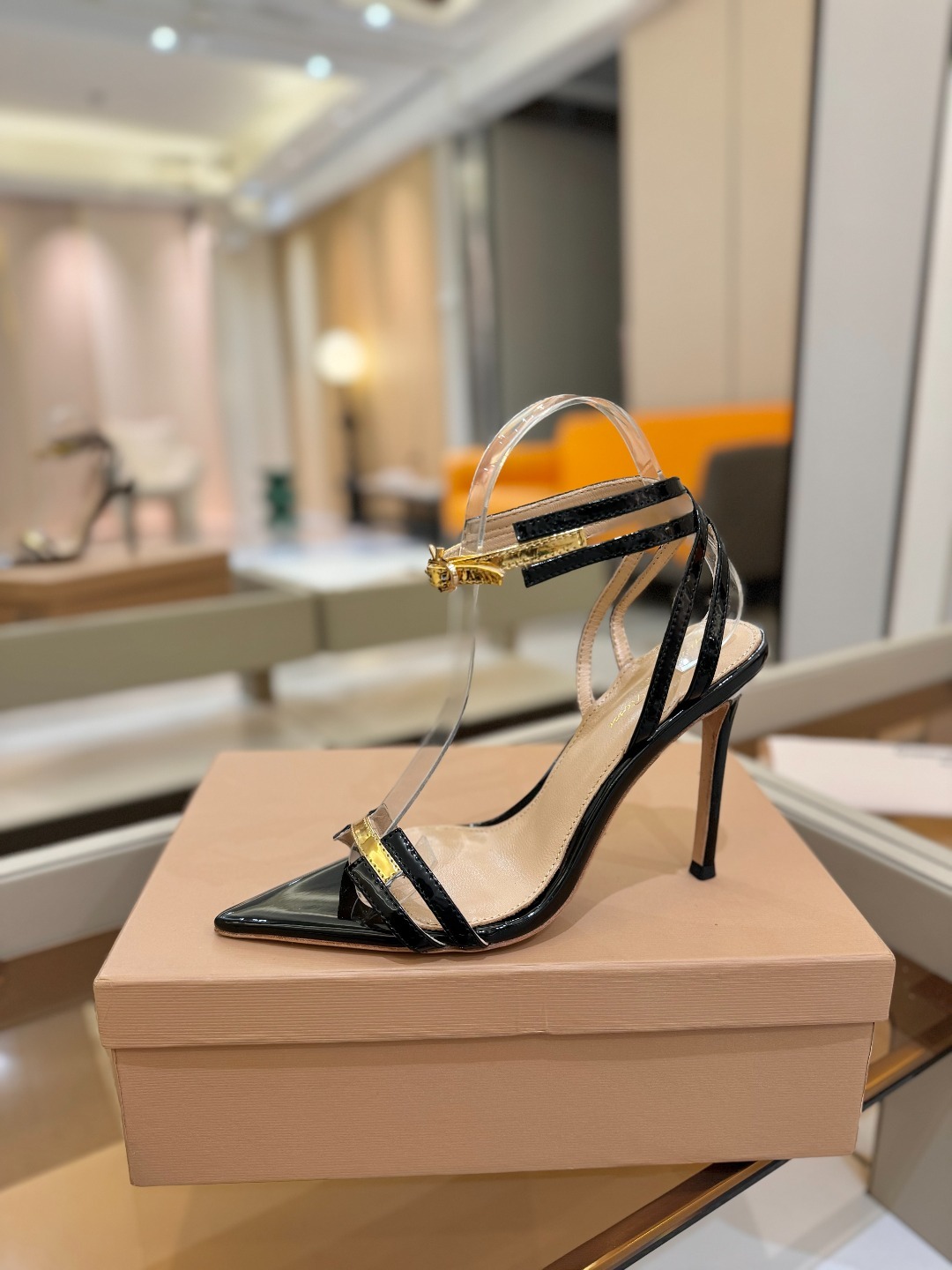 Gianvito rossi
💕 2025𝙨𝙨 这款高跟鞋 极简主义的 Elle、Gian