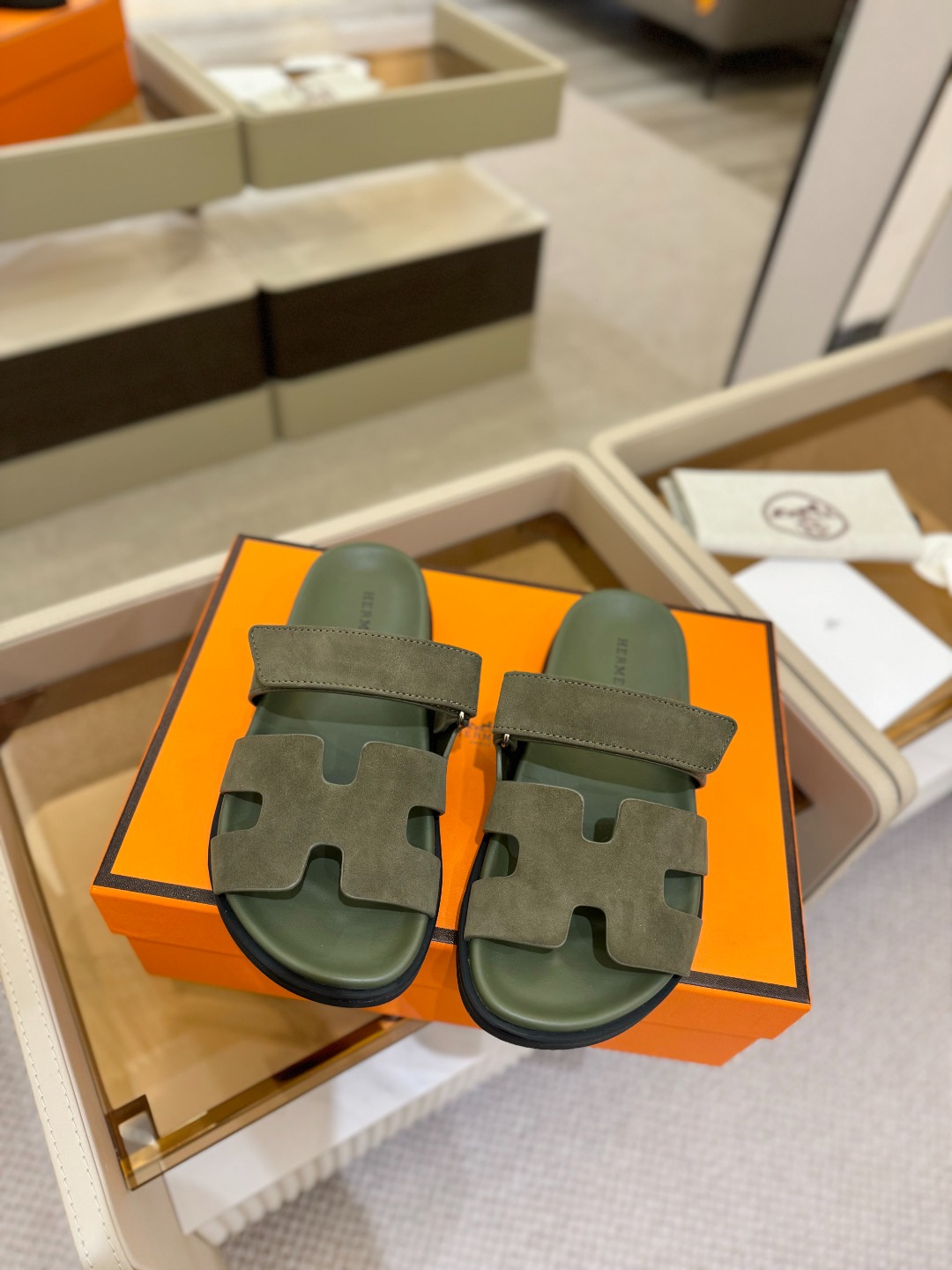 
  Hermes 
 H家chypre二舅鞋H型魔术贴平底新款凉鞋拖鞋
 ZP购入，顶级原单品质，市面