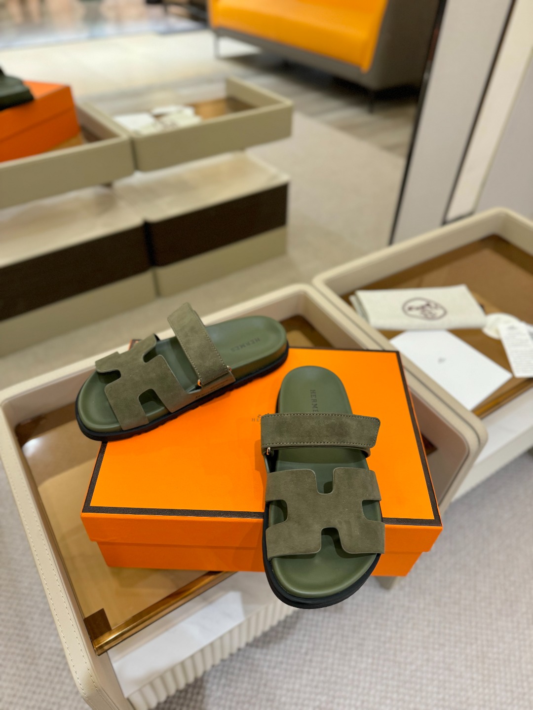 
  Hermes 
 H家chypre二舅鞋H型魔术贴平底新款凉鞋拖鞋
 ZP购入，顶级原单品质，市面