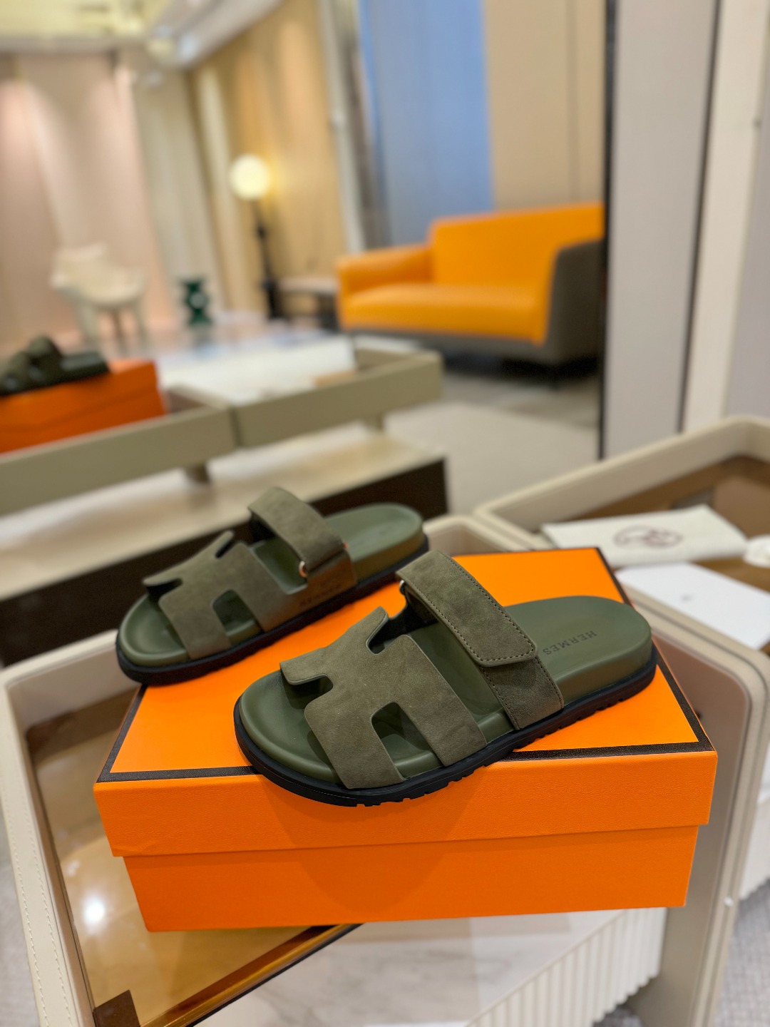 
  Hermes 
 H家chypre二舅鞋H型魔术贴平底新款凉鞋拖鞋
 ZP购入，顶级原单品质，市面