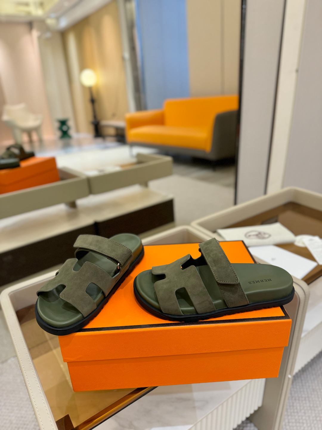
  Hermes 
 H家chypre二舅鞋H型魔术贴平底新款凉鞋拖鞋
 ZP购入，顶级原单品质，市面