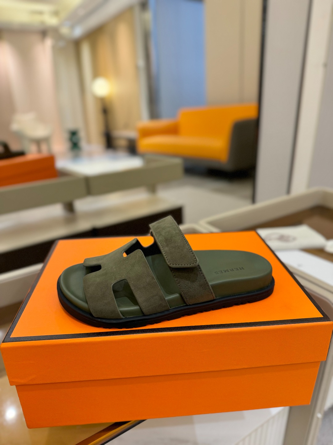 
  Hermes 
 H家chypre二舅鞋H型魔术贴平底新款凉鞋拖鞋
 ZP购入，顶级原单品质，市面