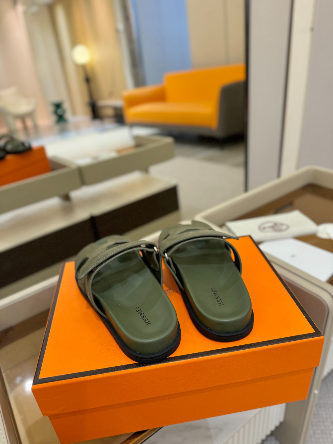 
  Hermes 
 H家chypre二舅鞋H型魔术贴平底新款凉鞋拖鞋
 ZP购入，顶级原单品质，市面