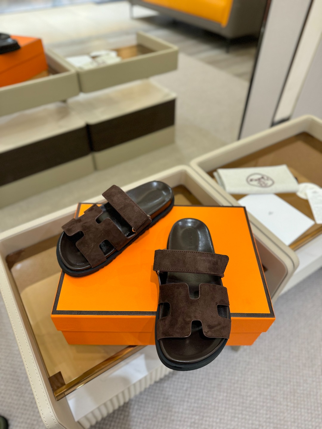 
  Hermes 
 H家chypre二舅鞋H型魔术贴平底新款凉鞋拖鞋
 ZP购入，顶级原单品质，市面