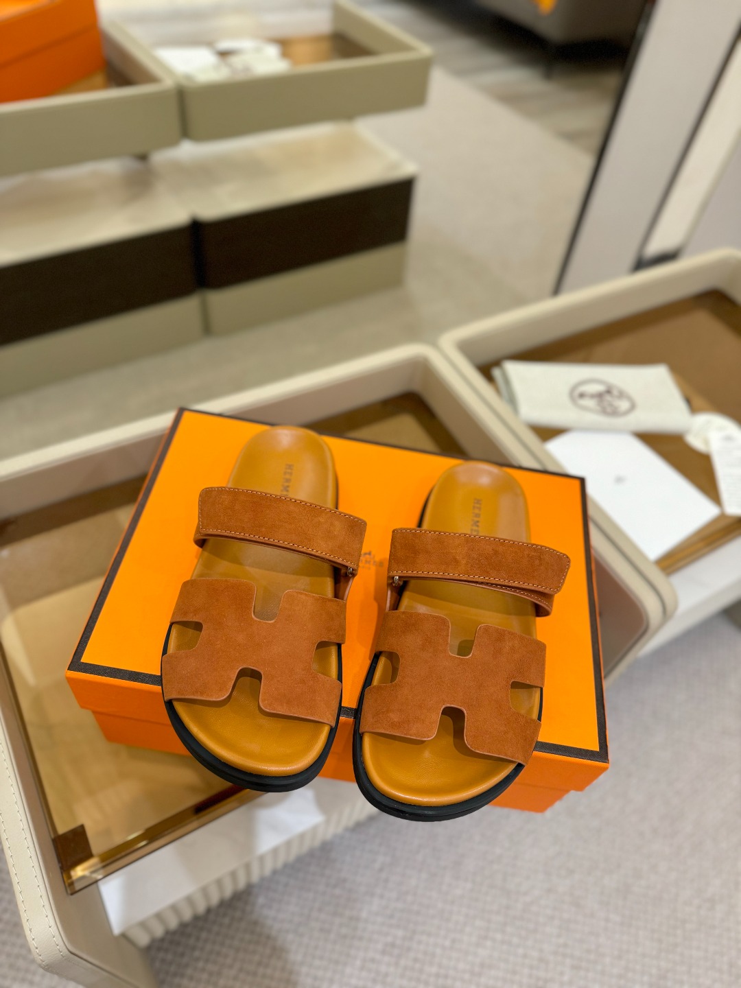 
  Hermes 
 H家chypre二舅鞋H型魔术贴平底新款凉鞋拖鞋
 ZP购入，顶级原单品质，市面