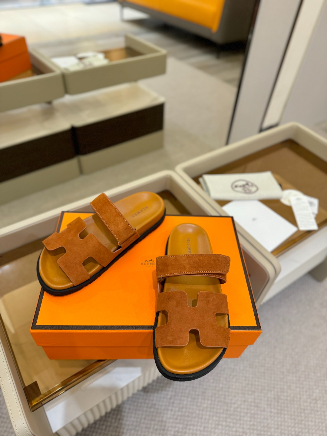 
  Hermes 
 H家chypre二舅鞋H型魔术贴平底新款凉鞋拖鞋
 ZP购入，顶级原单品质，市面