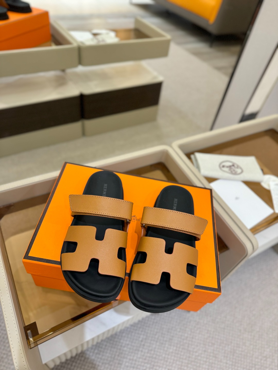 
  Hermes 
 H家chypre二舅鞋H型魔术贴平底新款凉鞋拖鞋
 ZP购入，顶级原单品质，市面