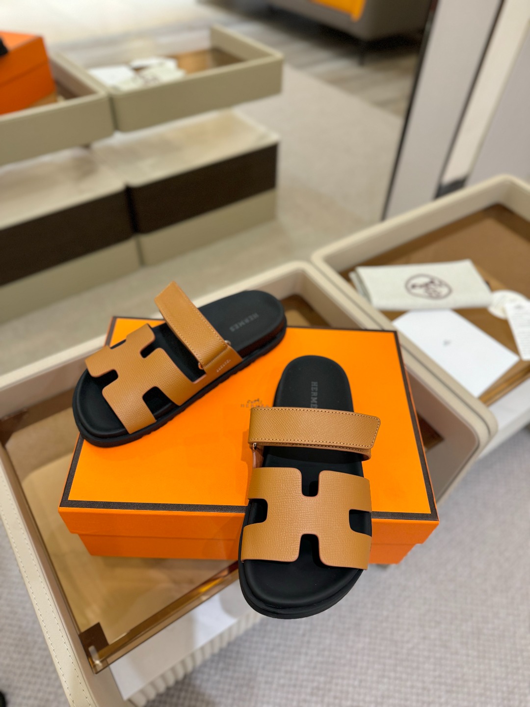 
  Hermes 
 H家chypre二舅鞋H型魔术贴平底新款凉鞋拖鞋
 ZP购入，顶级原单品质，市面