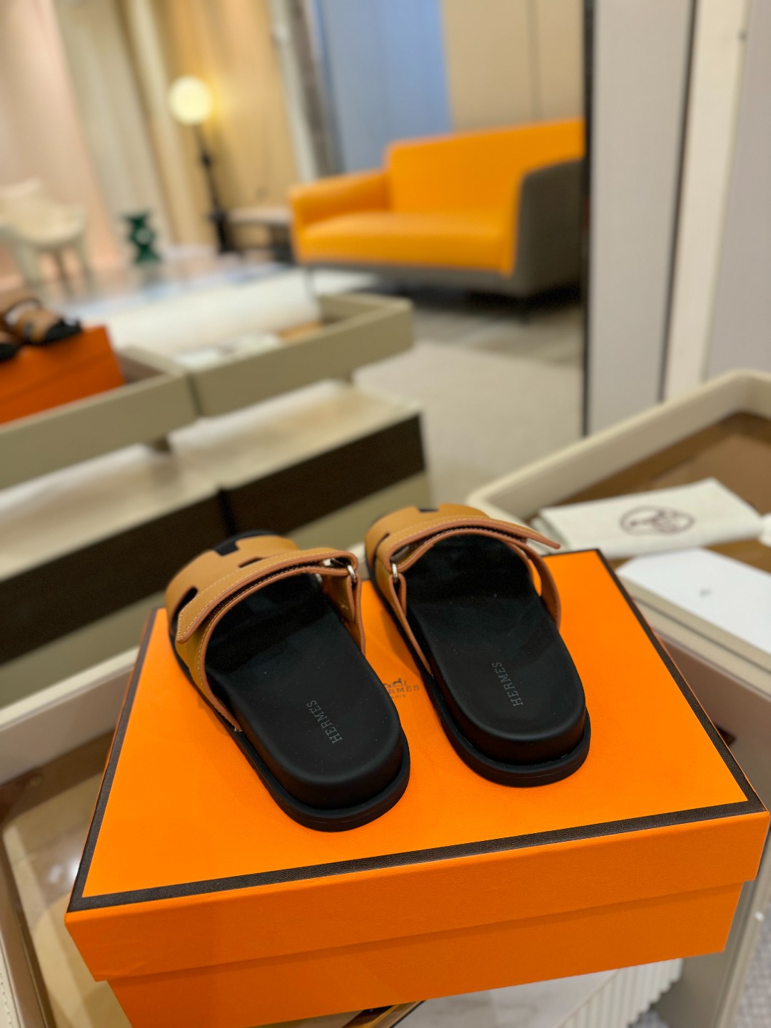 
  Hermes 
 H家chypre二舅鞋H型魔术贴平底新款凉鞋拖鞋
 ZP购入，顶级原单品质，市面