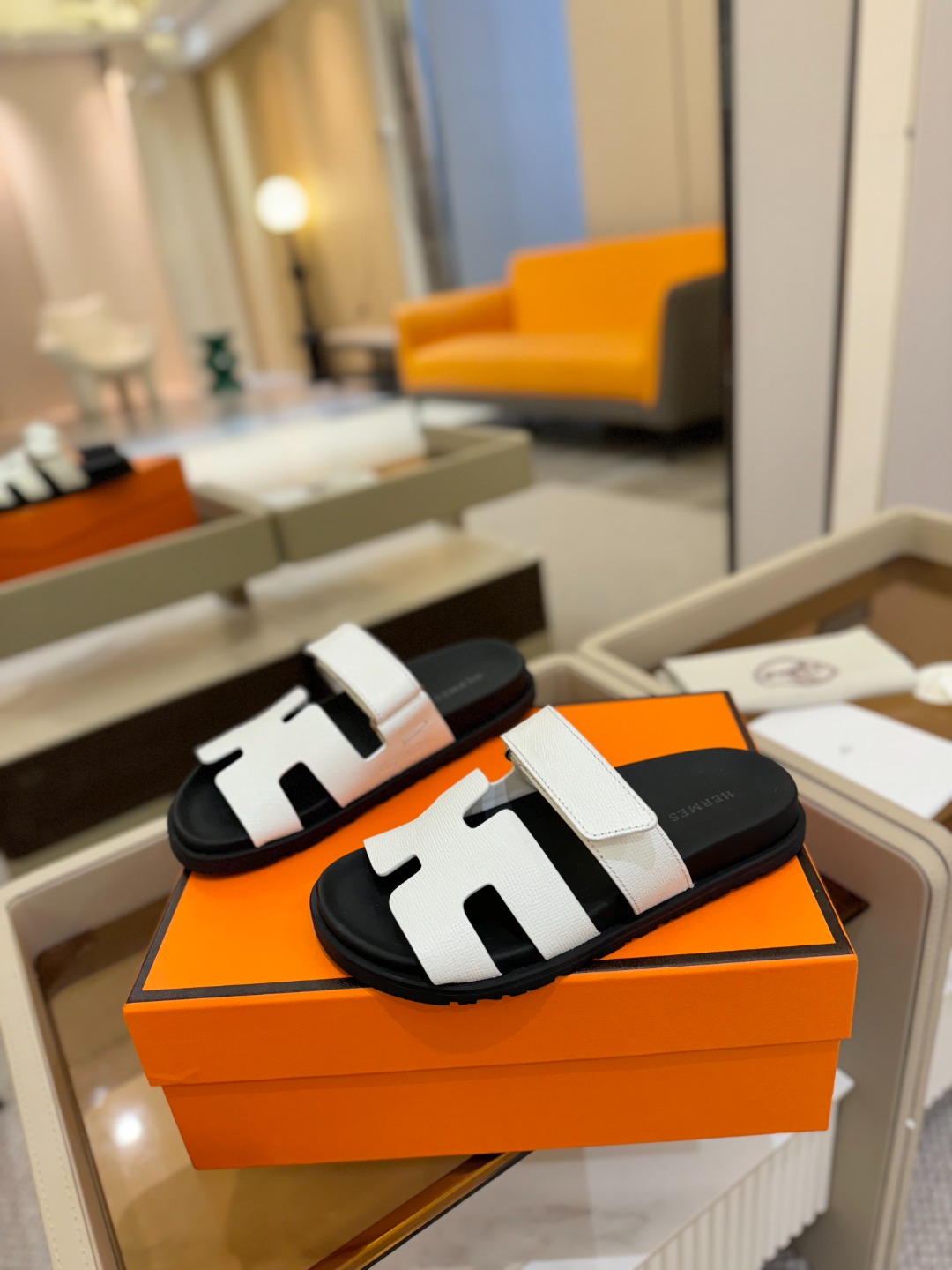 
  Hermes 
 H家chypre二舅鞋H型魔术贴平底新款凉鞋拖鞋
 ZP购入，顶级原单品质，市面