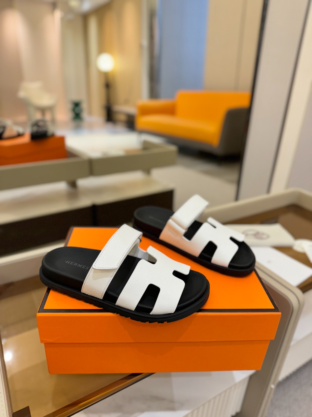 
  Hermes 
 H家chypre二舅鞋H型魔术贴平底新款凉鞋拖鞋
 ZP购入，顶级原单品质，市面