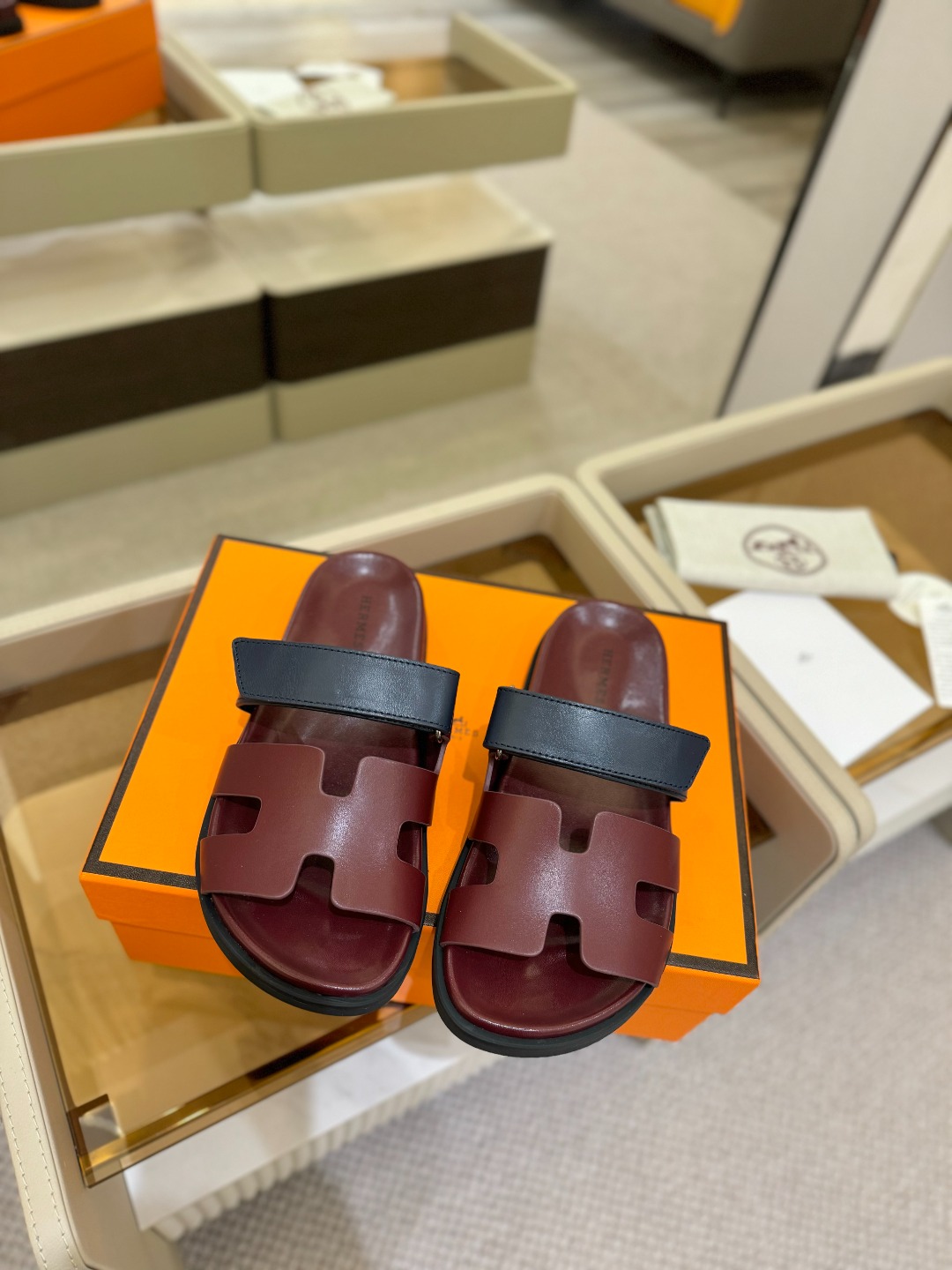 
  Hermes 
 H家chypre二舅鞋H型魔术贴平底新款凉鞋拖鞋
 ZP购入，顶级原单品质，市面