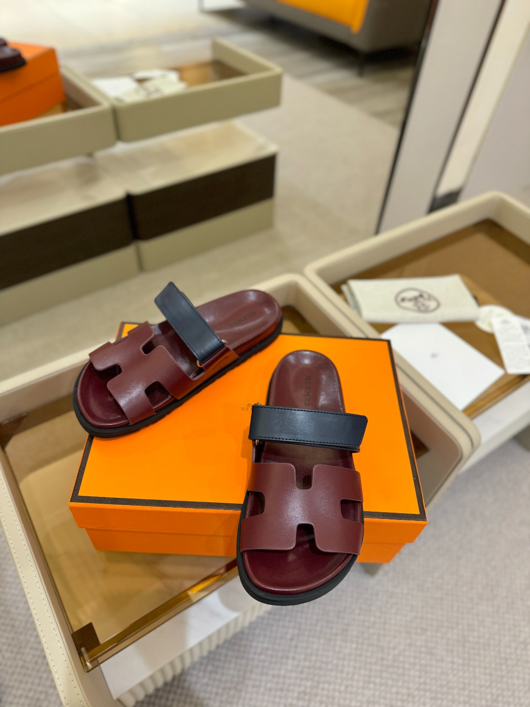 
  Hermes 
 H家chypre二舅鞋H型魔术贴平底新款凉鞋拖鞋
 ZP购入，顶级原单品质，市面
