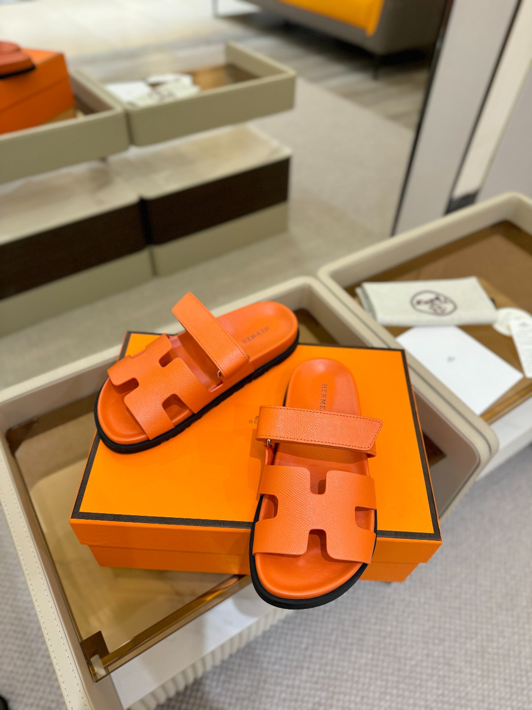 
  Hermes 
 H家chypre二舅鞋H型魔术贴平底新款凉鞋拖鞋
 ZP购入，顶级原单品质，市面