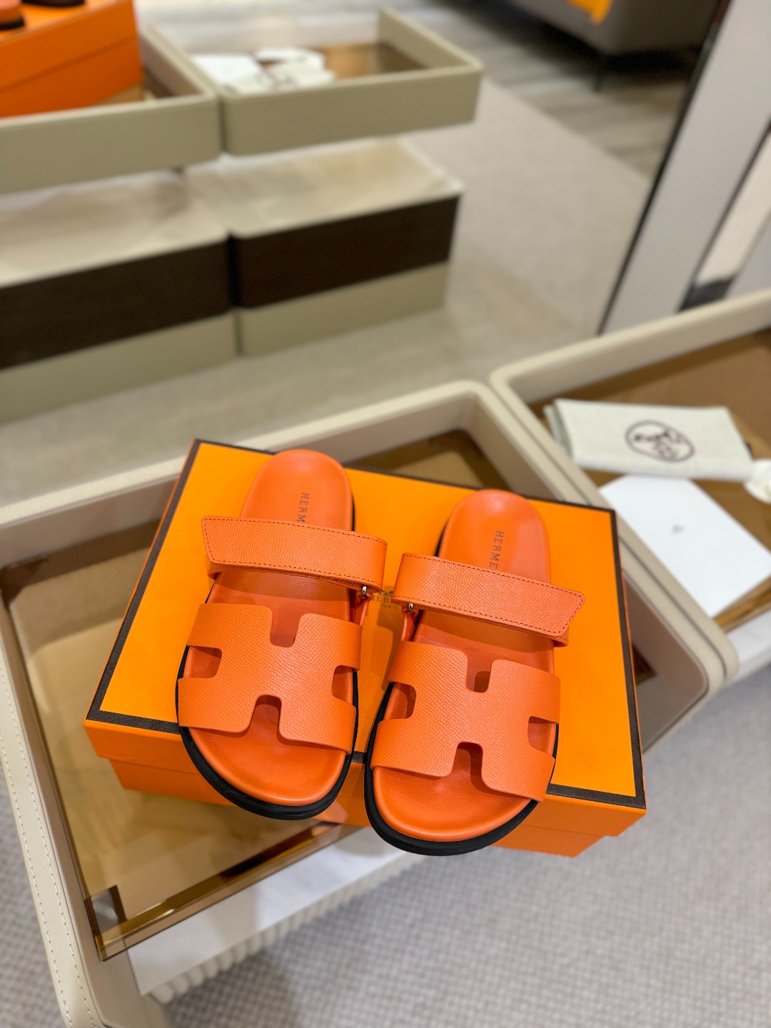 
  Hermes 
 H家chypre二舅鞋H型魔术贴平底新款凉鞋拖鞋
 ZP购入，顶级原单品质，市面