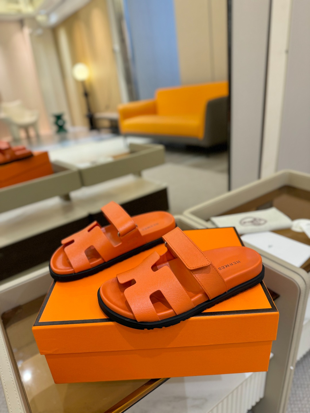 
  Hermes 
 H家chypre二舅鞋H型魔术贴平底新款凉鞋拖鞋
 ZP购入，顶级原单品质，市面