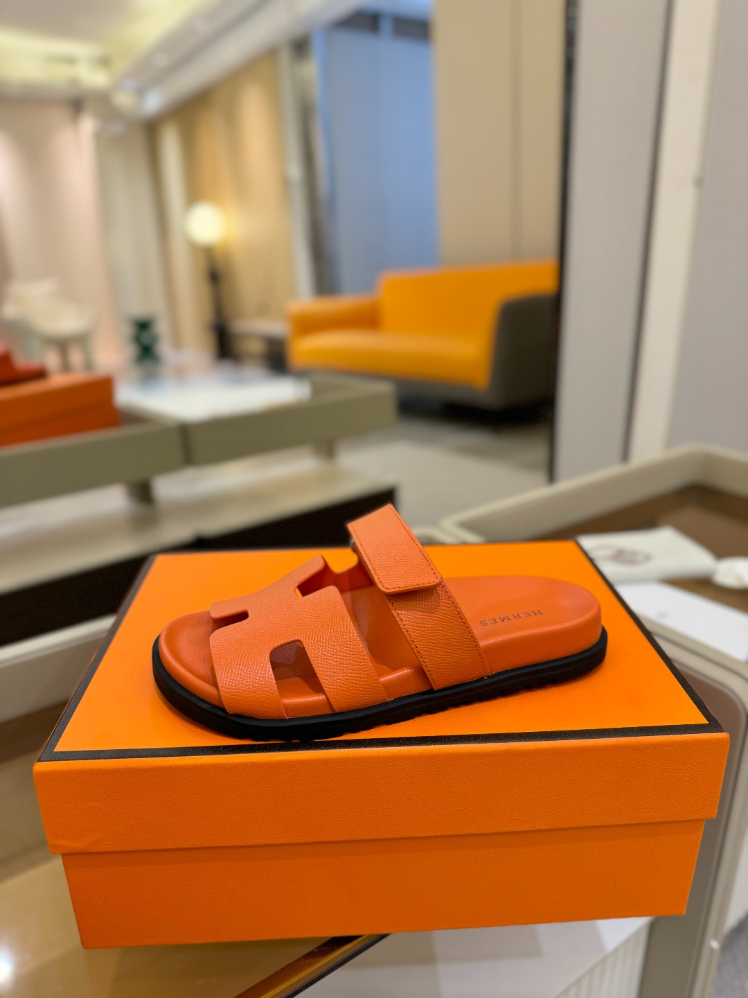 
  Hermes 
 H家chypre二舅鞋H型魔术贴平底新款凉鞋拖鞋
 ZP购入，顶级原单品质，市面