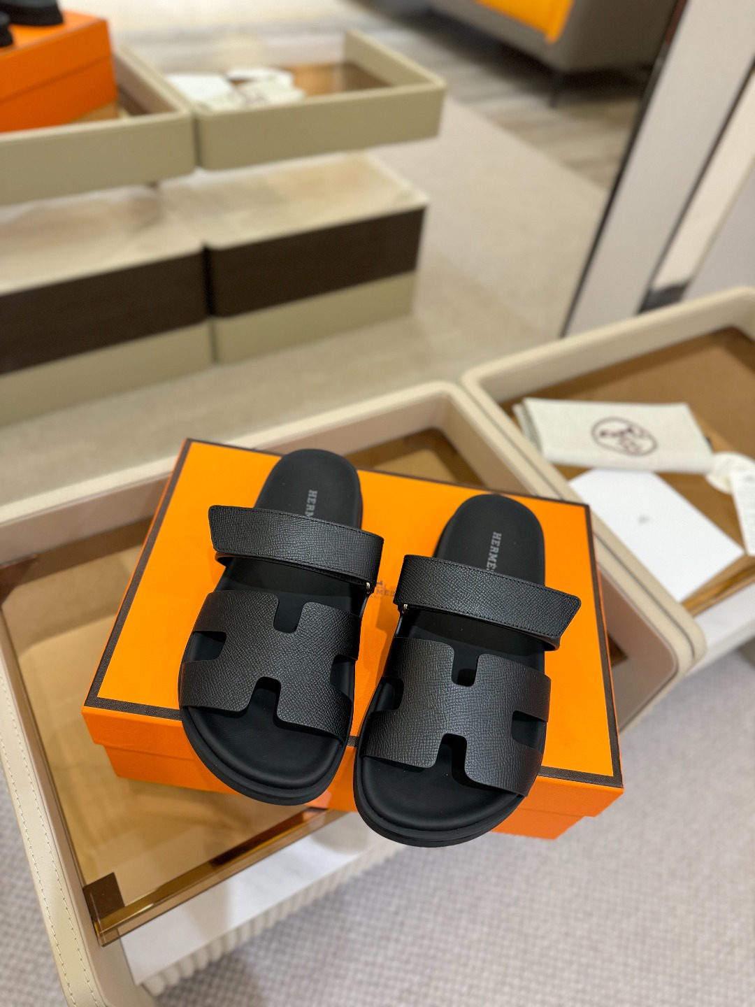 
  Hermes 
 H家chypre二舅鞋H型魔术贴平底新款凉鞋拖鞋
 ZP购入，顶级原单品质，市面