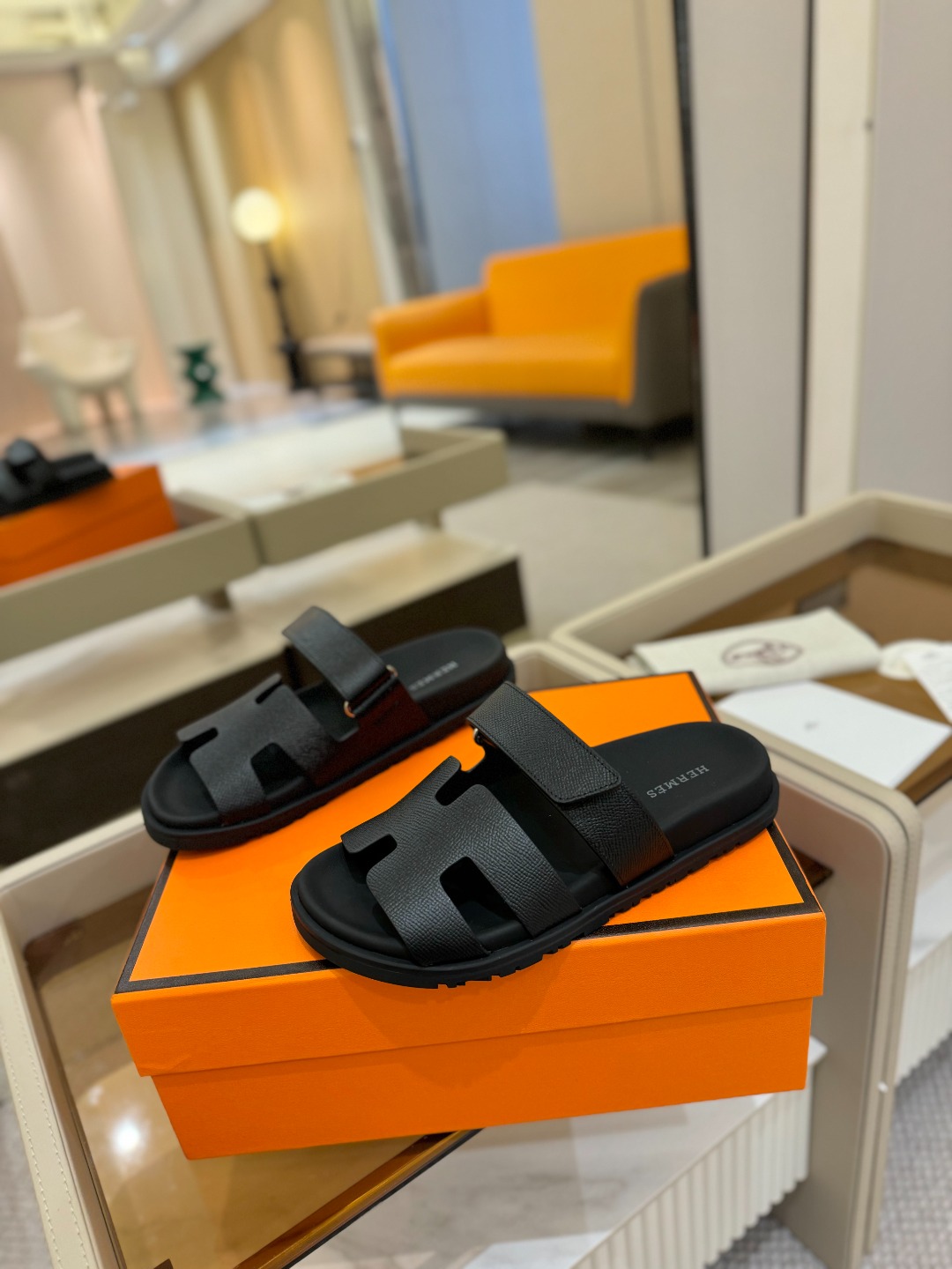 
  Hermes 
 H家chypre二舅鞋H型魔术贴平底新款凉鞋拖鞋
 ZP购入，顶级原单品质，市面