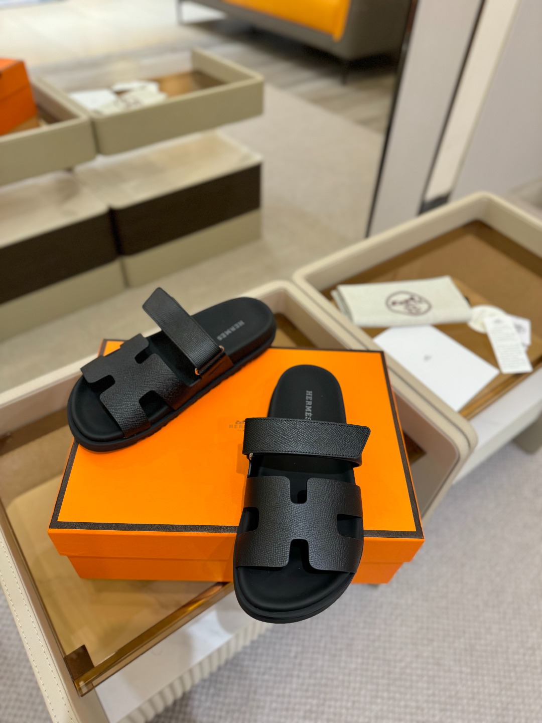 
  Hermes 
 H家chypre二舅鞋H型魔术贴平底新款凉鞋拖鞋
 ZP购入，顶级原单品质，市面