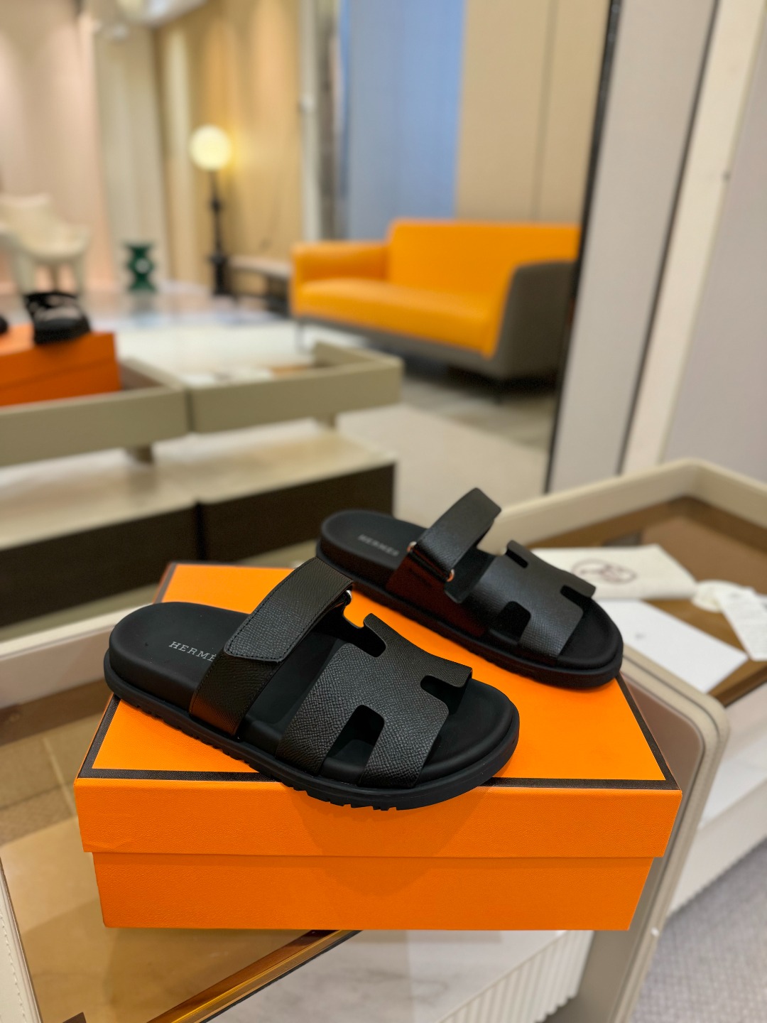 
  Hermes 
 H家chypre二舅鞋H型魔术贴平底新款凉鞋拖鞋
 ZP购入，顶级原单品质，市面